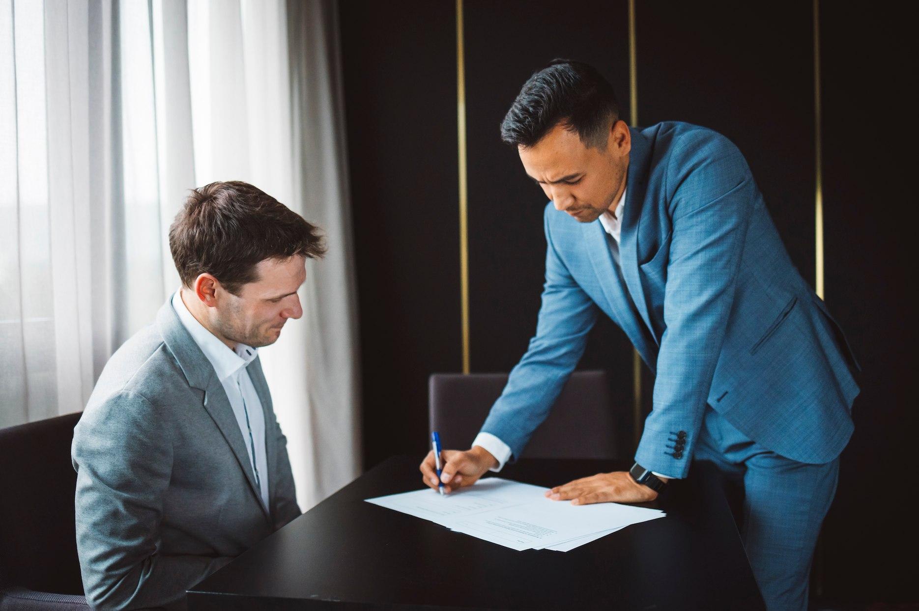 Signing an employment contract in Dubai for fixed-term employment under UAE labour law.